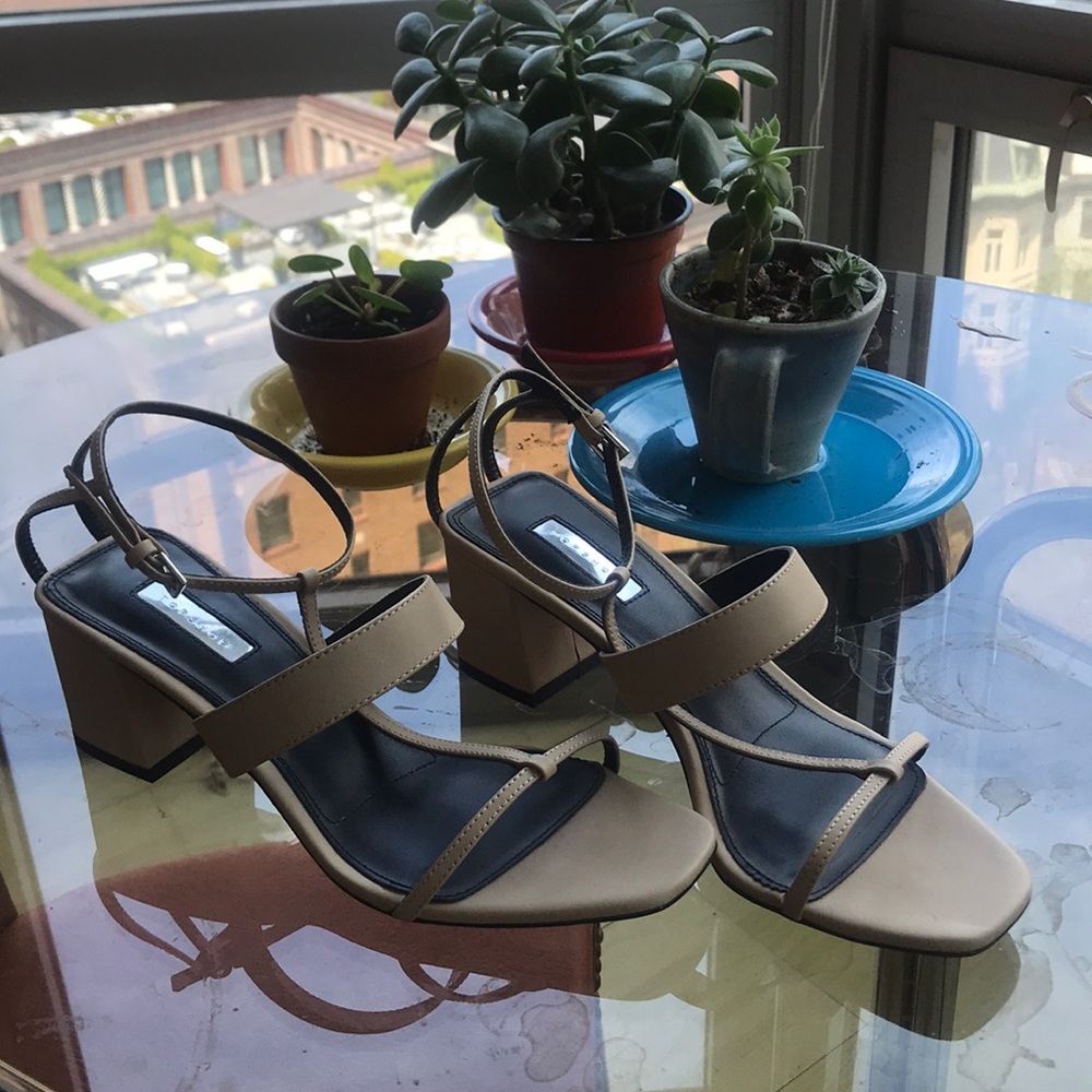 NWT Cute nude summer sandal